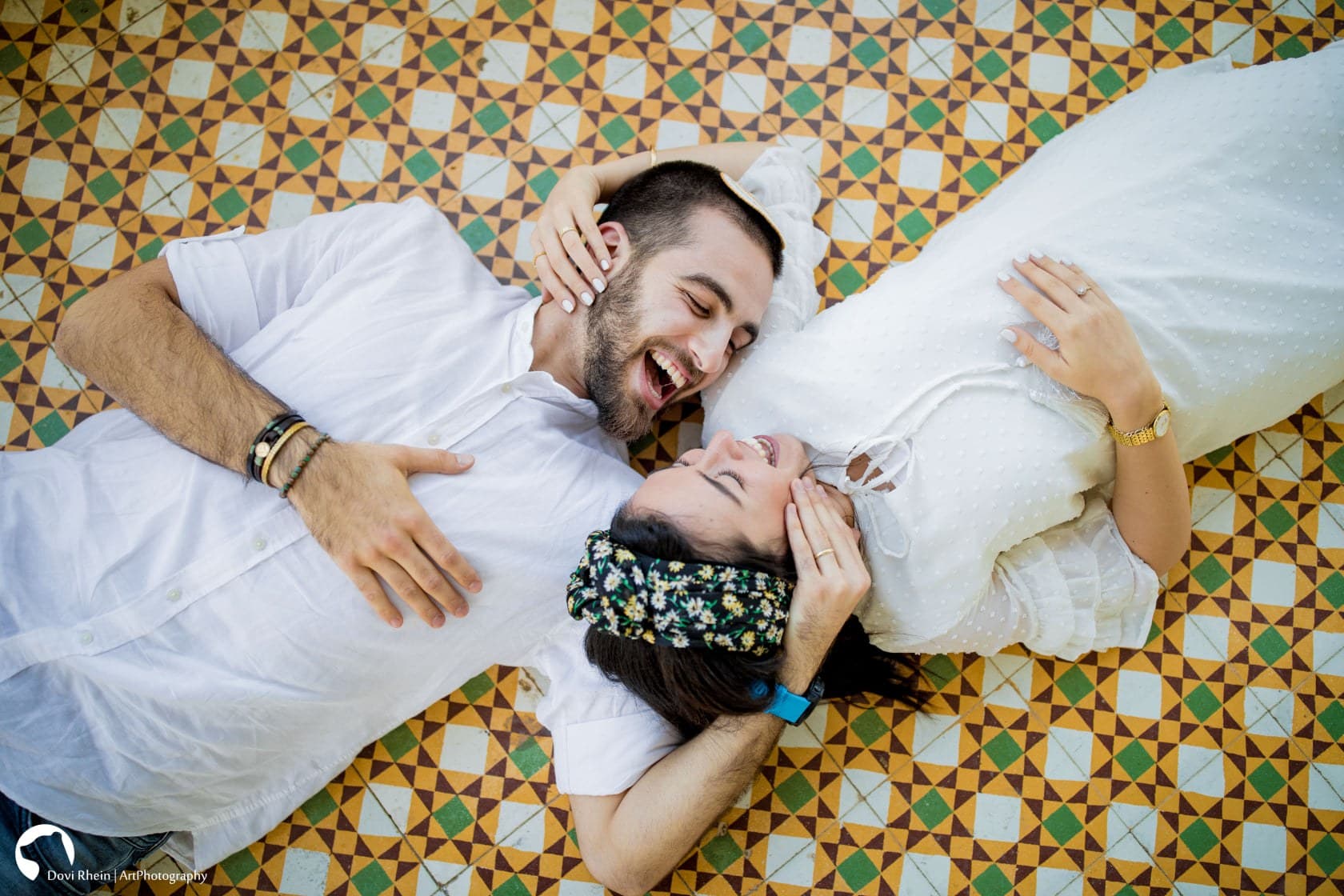 זוג צוחק על אריחים מצוירים